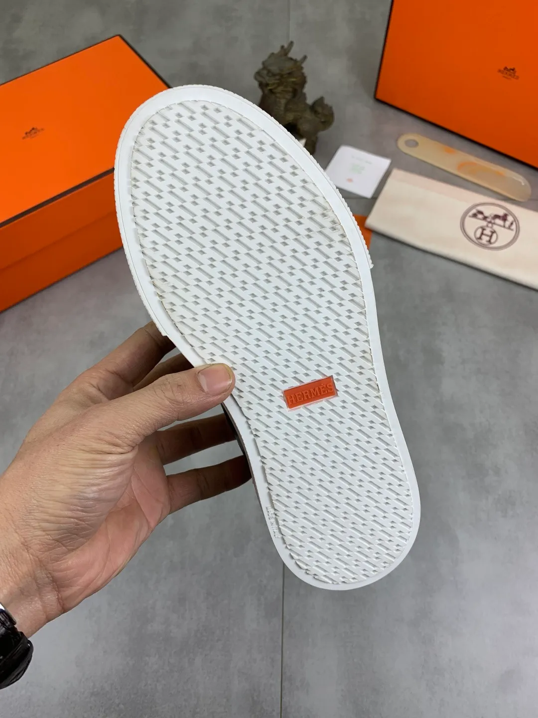 Men's men's shoes 💰P640 New Hermes top version Hermès classic couple style #𝐊𝐞𝐥𝐥𝐲 buckle casual white shoes skateboard shoes that will not conflict with shoes at all. Full of unknowns, Hermès rarely produces flat casual shoes and they are paired with classic palladium-plated Kelly shoe buckles! You'll fall in love with it at first sight. It's super versatile and can be worn with any skirt or pants. 🉑️Close your eyes and wear it. It's super noble. Fabric: Specific cowhide/canvas material. Lining: Sheepskin lining. Outsole: Original molded TPU outsole. Size: 35-45.